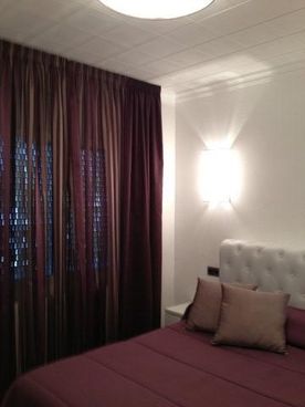 Novallar Lloret dormitorio con cortinas color morado