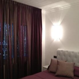Novallar Lloret dormitorio con cortinas color morado